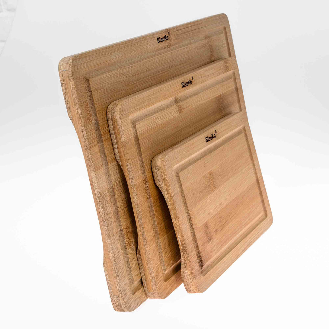 https://blauke.com/cdn/shop/products/BambooCuttingBoardSetof3_OrganicKitchenChoppingBoardsforMeatCheese_Vegetables_HeavyDutyBambooCuttingBoardswithJuiceGrooves_Handles_WoodenServingTray_CarvingBoard-50.jpg?v=1678473482&width=1090