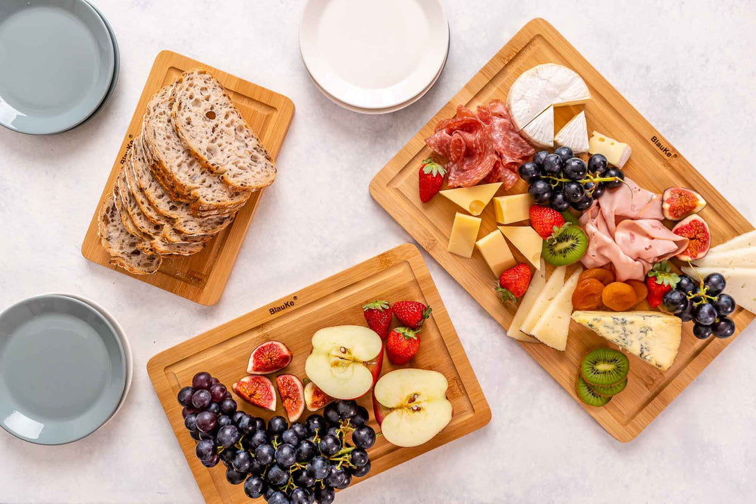 https://blauke.com/cdn/shop/products/BambooCuttingBoardSetof3_OrganicKitchenChoppingBoardsforMeatCheese_Vegetables_HeavyDutyBambooCuttingBoardswithJuiceGrooves_Handles_WoodenServingTray_CarvingBoard-71.jpg?v=1678542604&width=1090