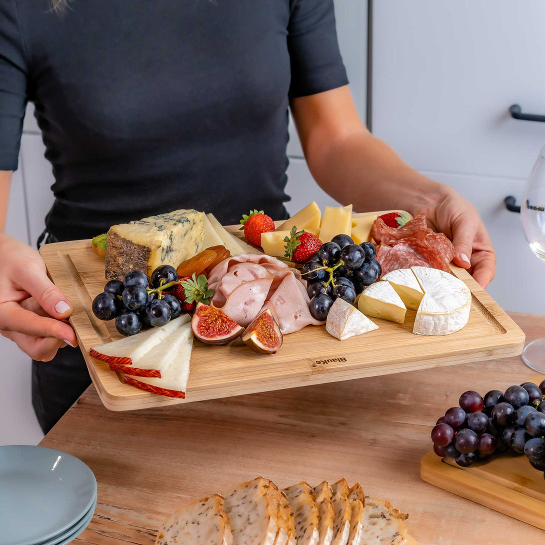 https://blauke.com/cdn/shop/products/BambooCuttingBoardSetof3_OrganicKitchenChoppingBoardsforMeatCheese_Vegetables_HeavyDutyBambooCuttingBoardswithJuiceGrooves_Handles_WoodenServingTray_CarvingBoard-93.jpg?v=1678542604&width=1090
